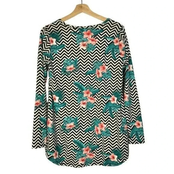 Lularoe Lynnae Chevron Floral Long Sleeve T-Shirt M - Picture 2 of 3